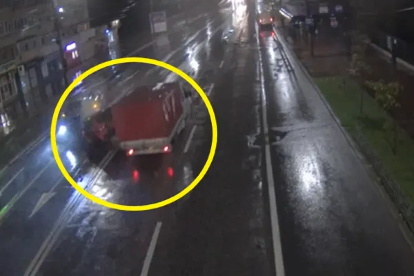 Accident TERIFIANT la Iași. O șoferiță de doar 19 ani s-a izbit în plin de un autoturism și a fost la un pas să fie spulberată de un camion - VIDEO cu momentul impactului