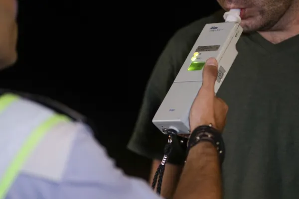 Bărbat din Timiș, spaima șoselelor. Beat criță și cu permisul suspendat a încercat să mituiască polițiștii. Individul a fost trimis în judecată