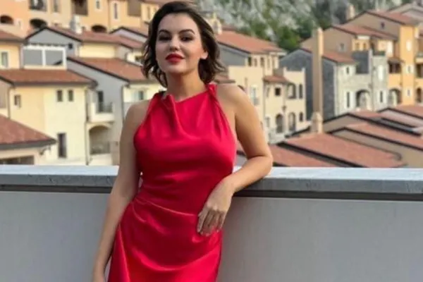 Romina Gingașu uimește pe toată lumea. Tânăra a strălucit într-o rochie de 160 de lei la un eveniment din Italia, deși soțul ei este miliardar