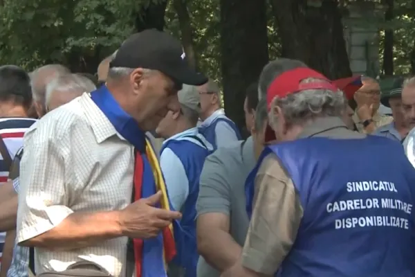 PROTESTE după recalculare. Polițiști, militari rezerviști și angajați din penitenciare pichetează sediul PSD, nemultumiți de pensii
