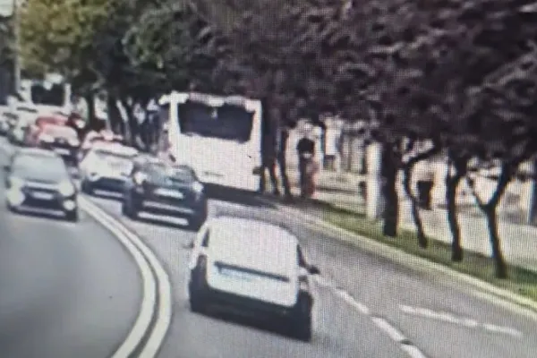 Incident cutremurător, în trafic: un călător dintr-un autobuz a murit după ce s-a dezechilibrat. Șoferul făcuse o manevră pentru a evita un accident - VIDEO