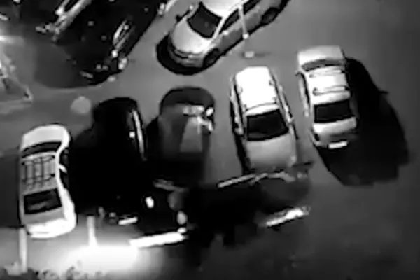 Primele IMAGINI cu adolescenta de 16 ani, care a distrus 6 mașini în încercarea de a scăpa de polițiști. Tânăra NU avea permis și conducea o mașină FURATĂ