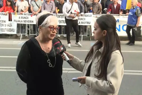 Pensionarii care au lucrat în condiții speciale, în stradă: protest uriaș în fața Ministerului Muncii. Alegerile, în pericol: oamenii amenință cu boicotul