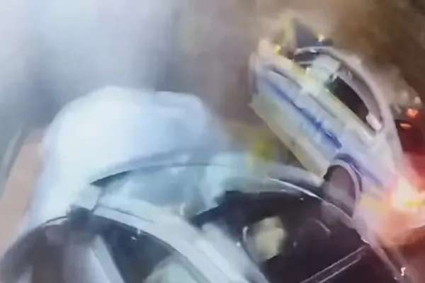 Noi detalii în cazul polițiștilor din Pitești răniți de un vitezoman de 19 ani: tânărul făcea curse cu un alt șofer. Imagini cu momentul impactului