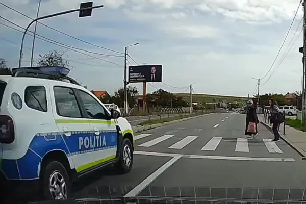 Doi pietoni, la un pas să fie spulberați de o mașină de poliție pe o trecere de pietoni din Cluj. Anchetă uriașă a IPJ