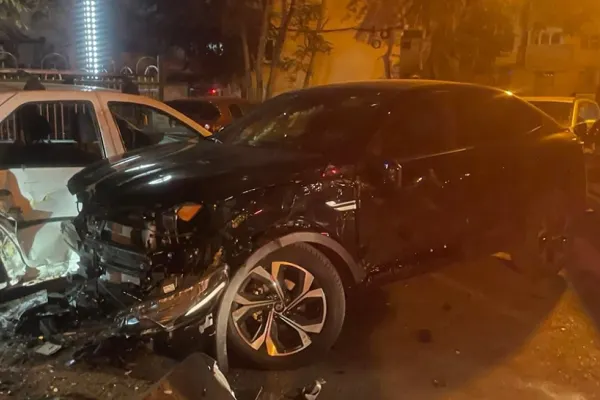 Adolescenta de 16 ani care a distrus 6 mașini în încercarea de a scăpa de polițiști conducea o mașină FURATĂ. Tânăra se află acum sub control judiciar