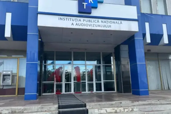 Instituții din Republica Moldova, stropite cu vopsea roșie, înaintea alegerilor. Chișinău arată cu degetul spre Moscova VIDEO