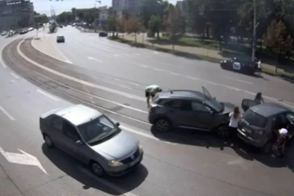 Accident surprins de camerele de supraveghere. Una dintre mașini a luat foc după impact