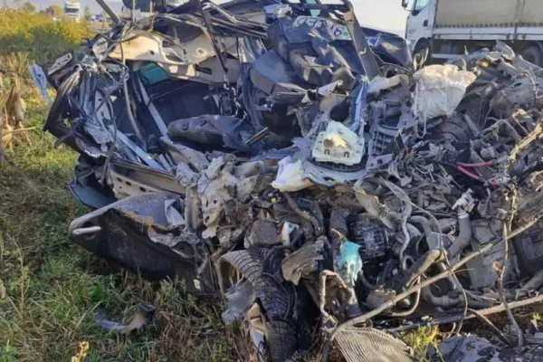 Accident înfiorător, în Brașov: un tânăr de 33 de ani, angajat ISU, a murit pe loc, după ce s-a izbit violent de un TIR. Mașina, un ghem de fiare