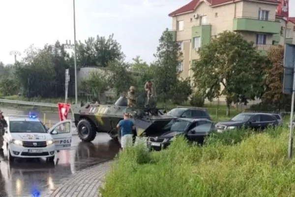 Accident cu un TAB al Armatei, în Constanța: o mașină a fost făcută ghem în sensul giratoriu - FOTO