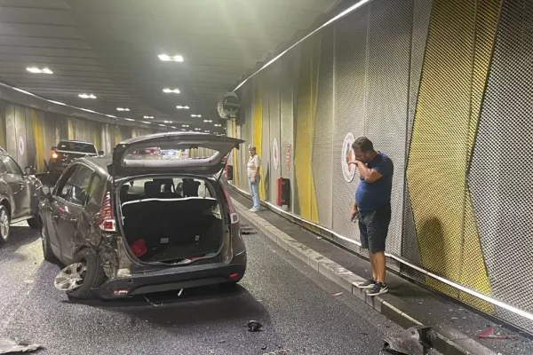 Un accident în Pasajul Unirii a paralizat circulația în zonă. Trei autoturisme, avariate grav