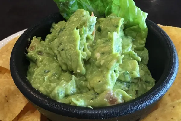 Avocado cu iaurt. Un aperitiv rapid, ideal pentru micul dejun sau cină