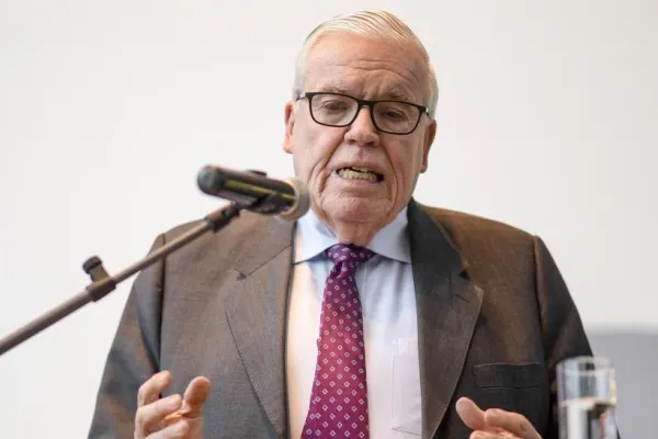 El este cel mai bogat om din Germania. Klaus a primit averea de la tatăl său nazist care a jefuit 70.000 de evrei