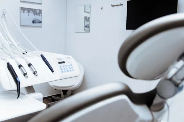 Doi stomatologi din Italia, condamnați la închisoare după ce i-au scos unei femei 11 dinți sănătoși