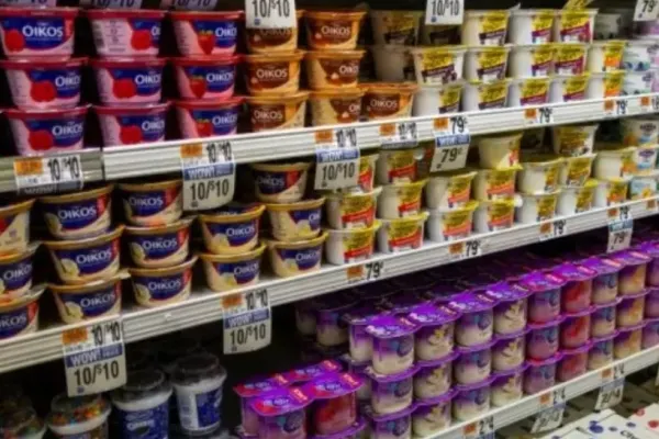 Ce nu îți spune nimeni despre iaurtul cu fructe. Detaliul de pe etichetă pe care puțini îl citesc, explicat de un nutriționist