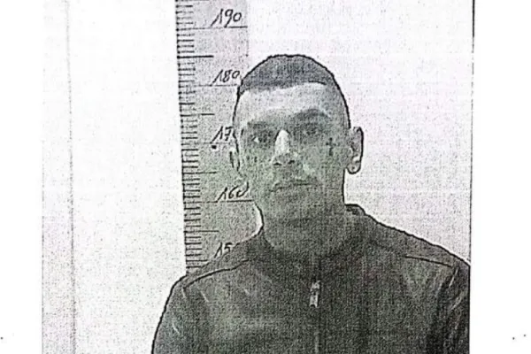 Denis Costel le dă bătăi de cap polițiștilor italieni. A evadat din spital și a răpit un fermier după ce l-a amenințat cu șurubelnița