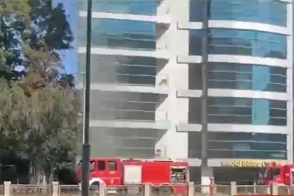 Incendiu lângă Guvern. Pompierii intervin în forță pentru a opri un dezastru