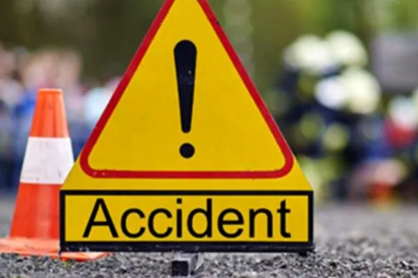 Accident cu 6 răniți în Gorj, provocat de o șoferiță care a mers cu spatele: femeia a lovit un microbuz pe care l-a proiectat în alt autoturism şi în doi pietoni