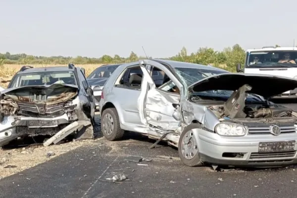 Accident rutier dezastruos pe o șosea din România: Două mașini și un microbuz au intrat în coliziune