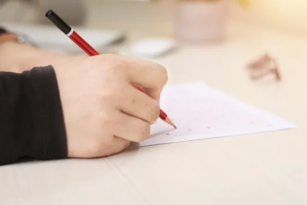 Bacalaureat în plină caniculă, fără aer condiționat în sute de săli. Candidații susțin examenul la temperaturi extreme