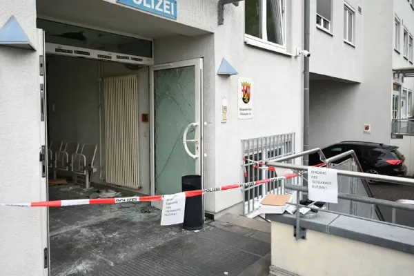 Incident șocant în Germania. Un islamist a intrat cu maceta într-o secție de poliție și a vrut să ucidă agenții