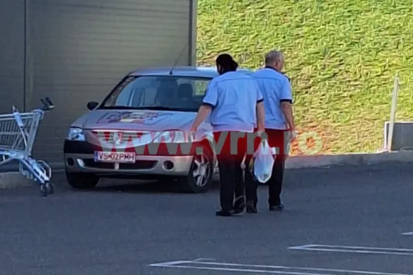 Polițiști locali, surprinși la cumpărături, în timpul serviciului, cu mașina instituției
