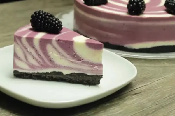 Prăjitură răcoritoare cu mure și mousse de iaurt. Desertul delicios care poate fi făcut cu ușurință acasă
