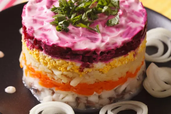 Deliciu rusesc, la tine acasă. Cum se prepară celebra salată Șuba cu hering: sănătate și culoare într-o singură farfurie
