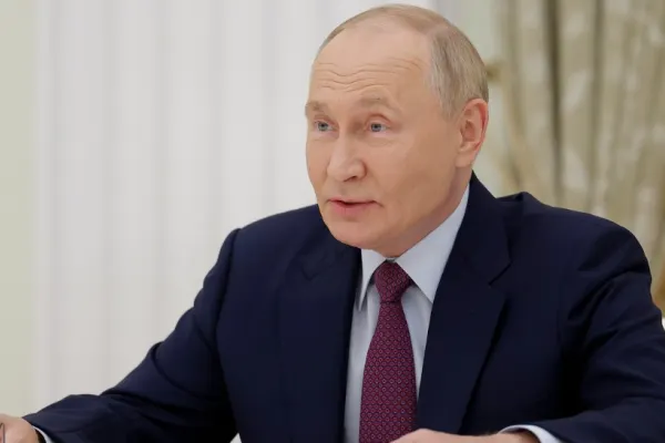Vladimir Putin toarnă gaz pe focul tensiunilor din NATO. Țarul de la Kremlin a spus că îl aşteaptă pe Recep Tayyip Erdogan la summitul BRICS