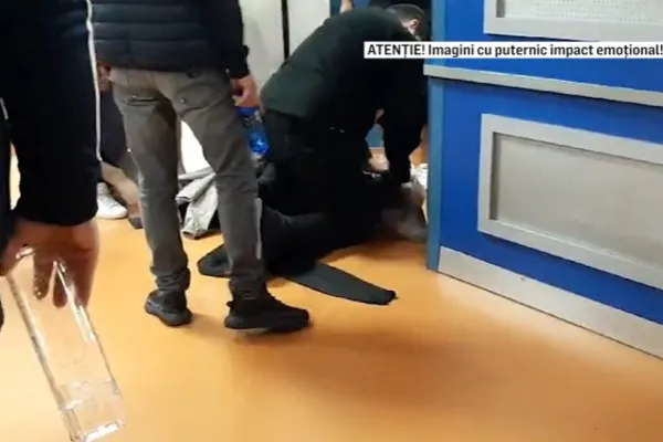 Scandal uriaș la spital: Un bărbat băut bine s-a dezbrăcat și a început să înjure asistentele. Polițiștii au intervenit în forță