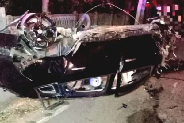 Accident grav în Teleorman. Un şofer a intrat cu maşina într-un stâlp şi l-a doborât la pământ. Doi bărbați au ajuns la spital