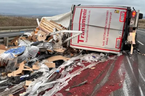 Accident grav pe A1, pe sensul spre Sibiu: o persoană a fost rănită după ce un camion încărcat cu marfă s-a răsturnat