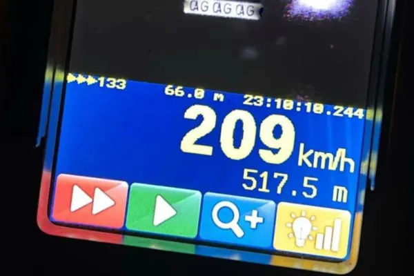 Record de vitează pe A1! Un tânăr teribilist a fost surprins cu  209 km/h: ce amendă i-au dat polițiștii