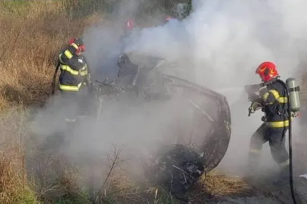 O femeie a murit arsă de vie după ce mașina în care se afla s-a răsturnat și a luat foc. Accident cumplit pe Centura Bacăului