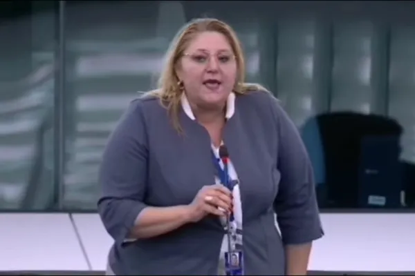 Diana Șoșoacă: „Simion are ferme de troli. AUR este partidul serviciilor și al PSD. Coldea l-a apărat foarte bine”