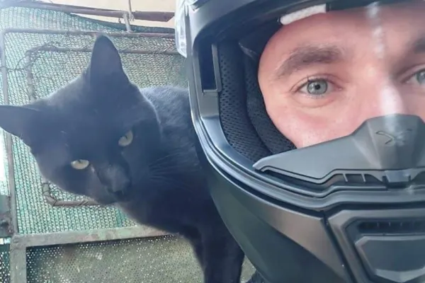 Accident mortal de motocicletă! Un soldat de 30 de ani a fost acroşat de o şoferiţă şi aruncat direct în stâlp