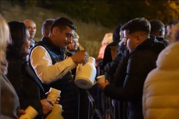 George Simion, liderul AUR, le-a împărțit ceai credincioșilor care au venit să se roage la moaștele Sfintei Parascheva - VIDEO