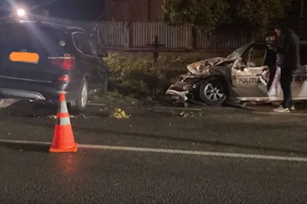 Mașină de poliție, implicată într-un accident în Argeș. Doi agenți au ajuns la spital