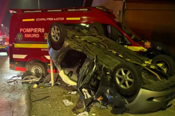 Ambulanță implicată într-un accident la Cluj. Doi tineri au ajuns la spital după ce mașina în care se aflau s-a izbit violent de autosanitară