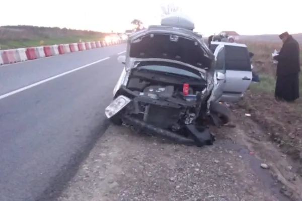 Microbuz răsturnat pe câmp, în urma unui accident produs de un preot care a adormit la volan