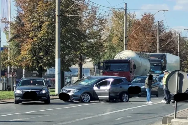 Un accident în care au fost implicate trei mașini a paralizat circulația pe bulevardul Iuliu Maniu, București