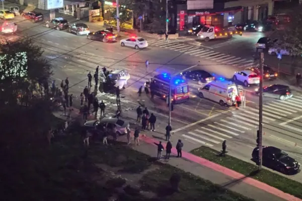 Accident cu 7 victime, în Iași: mai mulți pietoni au fost spulberați pe trotuar, după o ciocnire violentă între două mașini