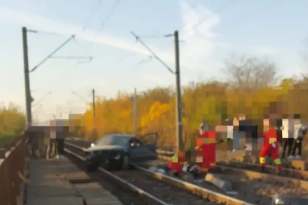 Duminică neagră pe șoselele din Dolj. Doi tineri AU MURIT, în două accidente. Circulația trenurilor pe ruta Craiova București a fost blocată
