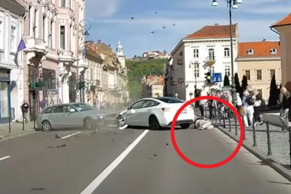 Pieton căzut în fața unei mașini. Scenă terifiantă în centrul Brașovului - VIDEO