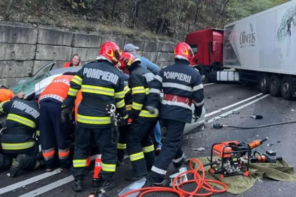 Accident pe Valea Oltului: O mașină după s-a izbit de un camion. Au intervenit echipele de descarcerare. Traficul pe DN 7 - blocat total
