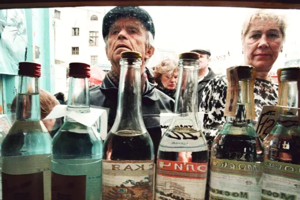 Totul până la alcool. Miza atacurilor Ucrainei la distileriile din Rusia