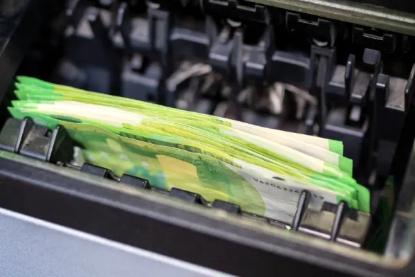 Când vor avea românii salarii în euro? Mesajul guvernatorului BNR, Mugur Isărescu, după reconfirmarea în funcție