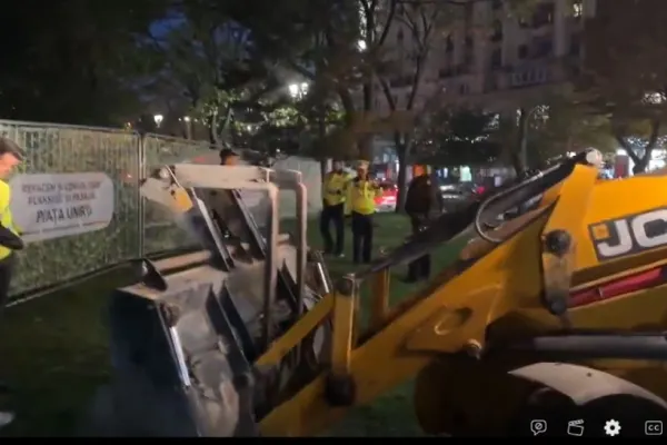 Război total la planșeul Unirii. Nicușor Dan intră cu buldozerele, Poliția Locală S4 s-a pus în fața utilajelor. 3 polițisți locali sunt răniți VIDEO