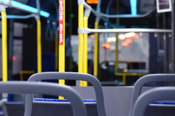 Un tânăr amator de senzații tari. Deși nu are permis de conducere, a furat un autobuz și s-a plimbat cu el până a făcut accident