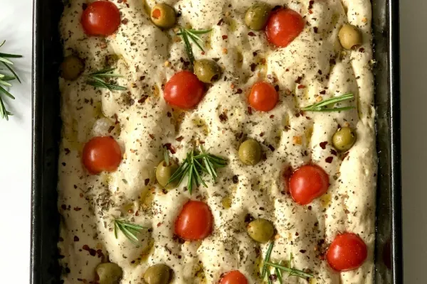 Cum să prepari focaccia cu usturoi și ierburi aromatice. Preparatul italian care te va cuceri